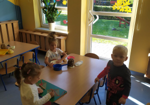 Dzieci bawią się przy stoliku